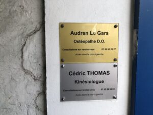 plaques professionnelles de Cédric Thomas, Kinésiologue et d'Audren Le Gars, Ostéopathe. situées 44 rue de la Barre à Dieppe