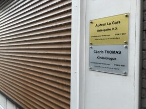 plaques professionnelles de Cédric Thomas, Kinésiologue et d'audren Le Gars, Ostéopathe, située rue des Bains à Dieppe